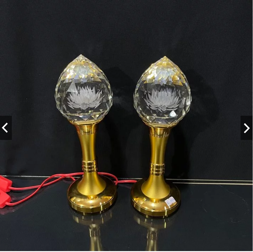 Bên trong đèn thờ điện led thủy tinh pha lê